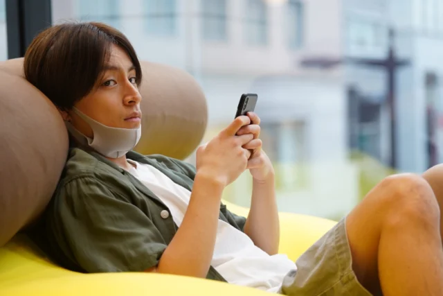 「言えない二人」場面写真