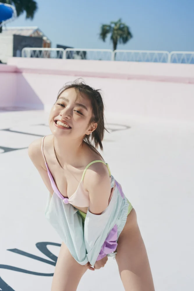 内田理央写真集「PEACH GIRL」