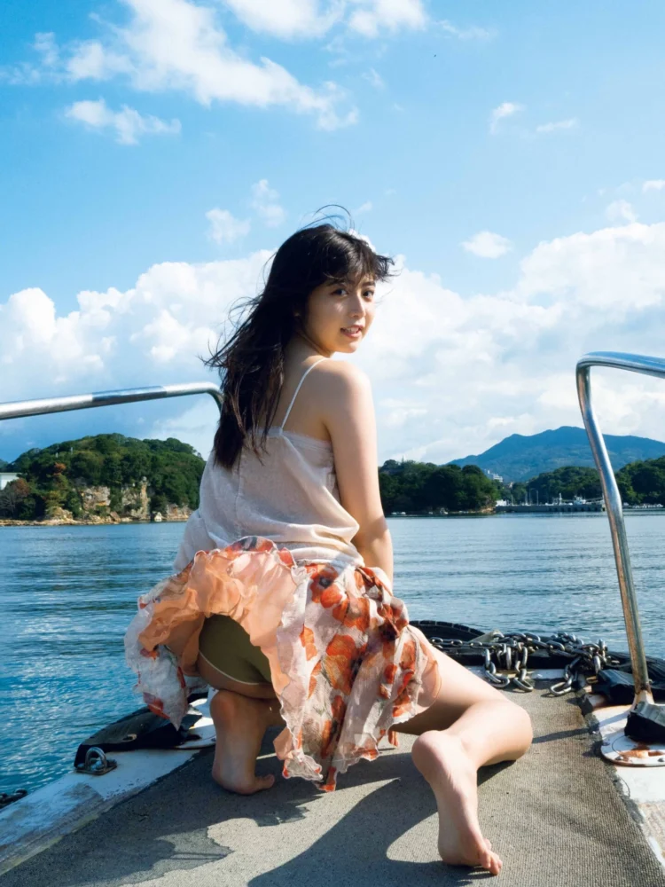 吉田莉桜 写真集「青とハチミツ」