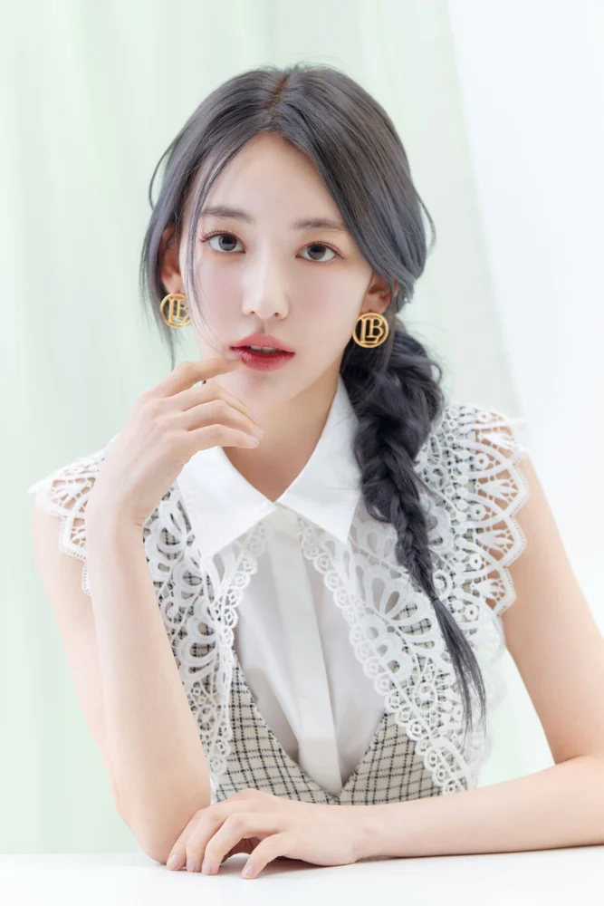 宮脇咲良が彩る初夏のワードローブリスト