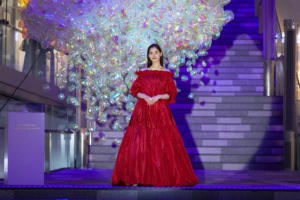 今年の表参道ヒルズは“浮遊する光のバルーンツリー”を点灯！スペシャルゲストに新木優子を迎えて3年ぶりとなるイルミネーション点灯式を開催