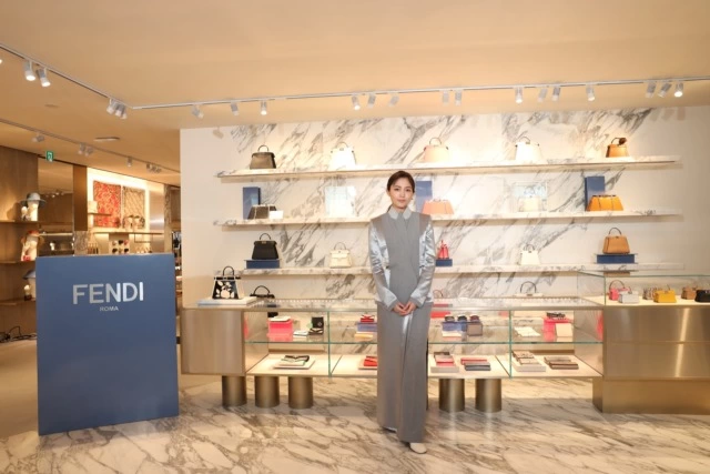 川口春奈 ©FENDI