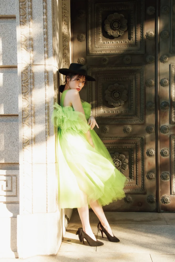 『吉田朱里ファースト写真集 #rouge』