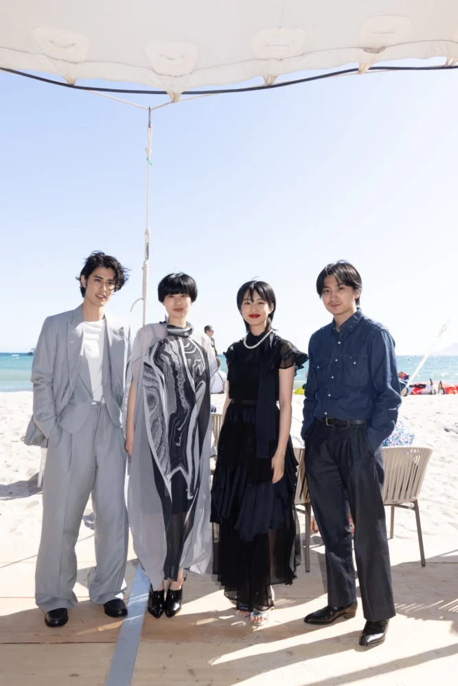 映画『ナミビアの砂漠』第77回カンヌ国際映画祭 ビーチ集合