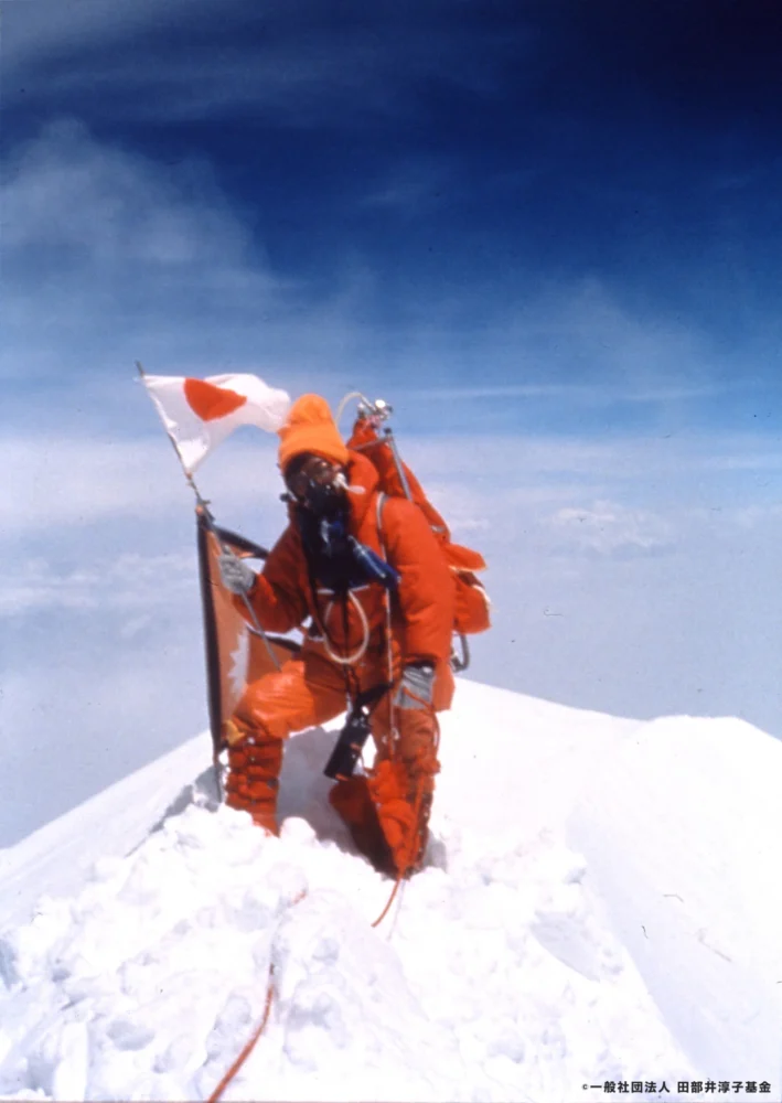 エベレスト頂上に立つ田部井淳子©一般社団法人 田部井淳子基金