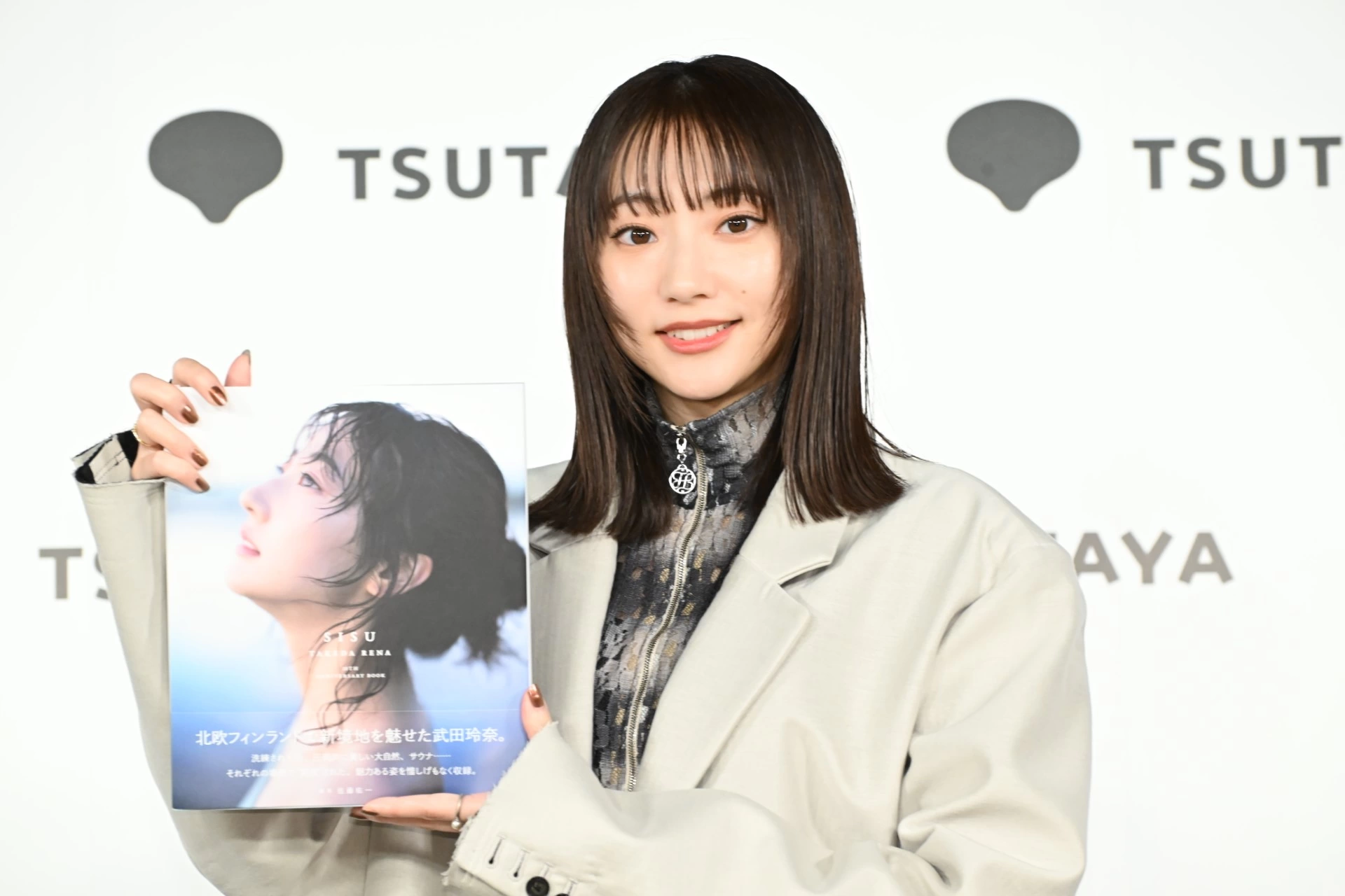 「武田玲奈10周年記念写真集 SISU」発売記念イベント