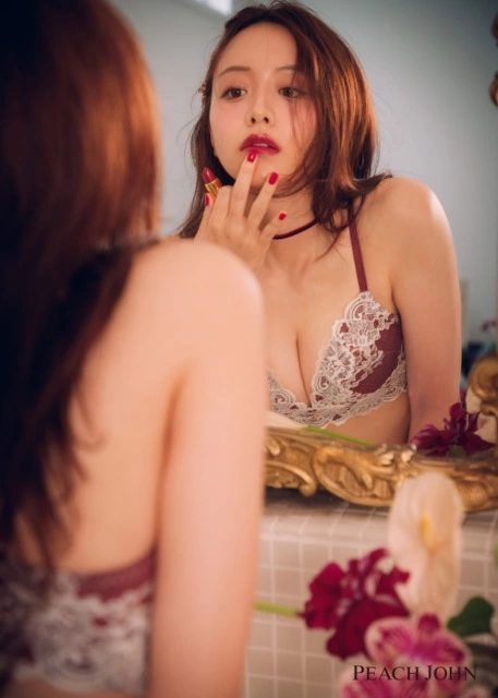森香澄が魅せる♡PEACH JOHN 2025ホリデーコレクション