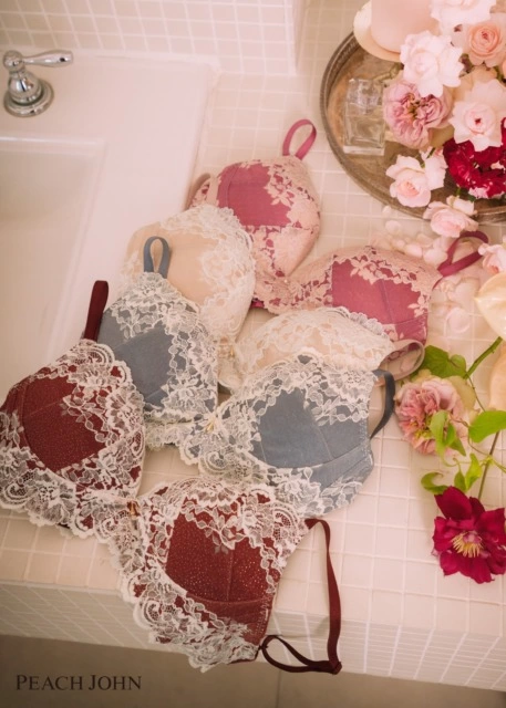 森香澄が魅せる♡PEACH JOHN 2025ホリデーコレクション