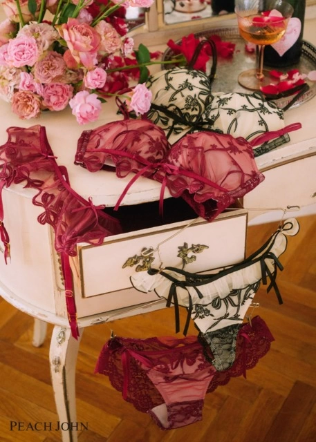 森香澄が魅せる♡PEACH JOHN 2025ホリデーコレクション