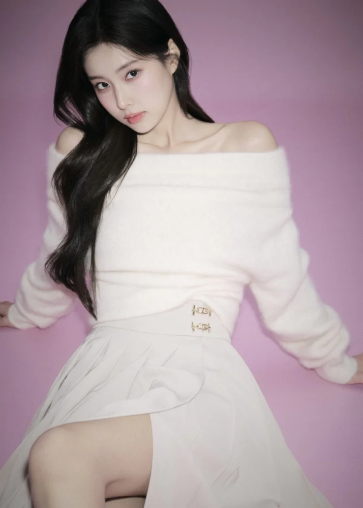 SNIDEL - 2025 WINTER COLLECTION THE HOLIDAY SPIRIT starring Kang Hye Won