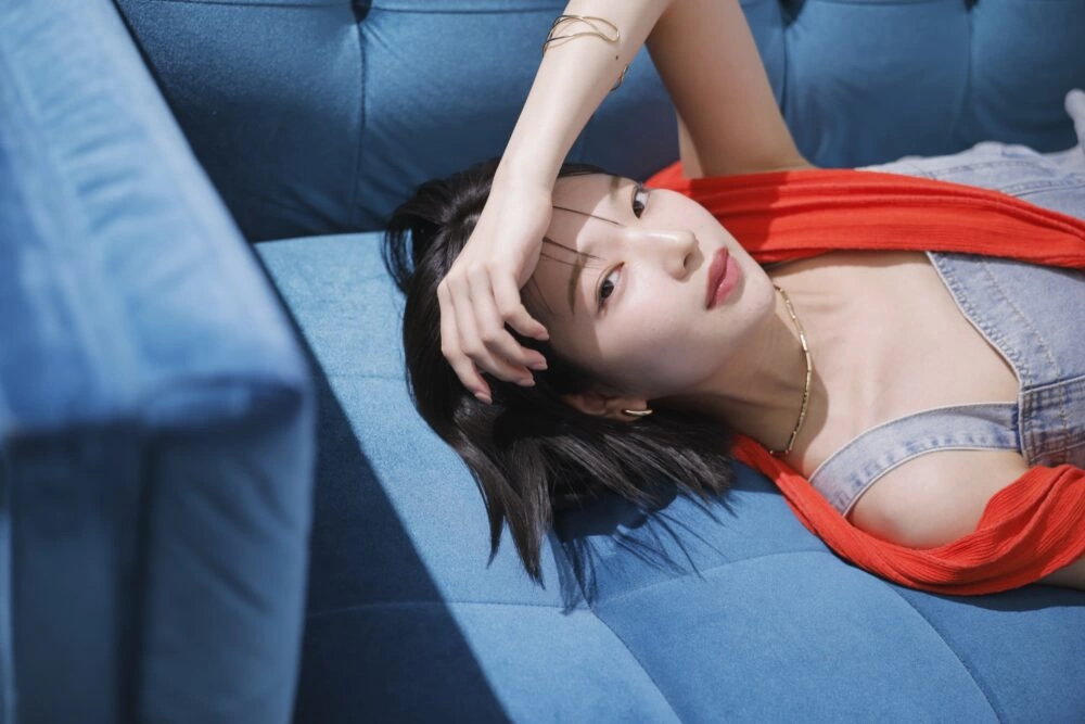 LAGUNAMOON - MODERN IN COLOR starring MEI TANAKA