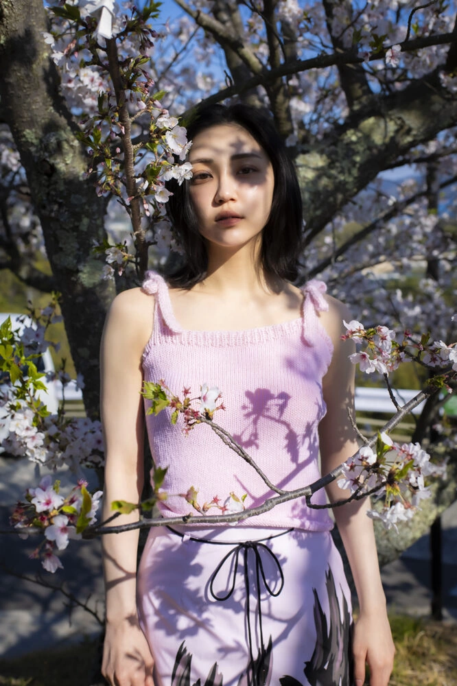 山谷花純写真集「遠距離、現在此。」