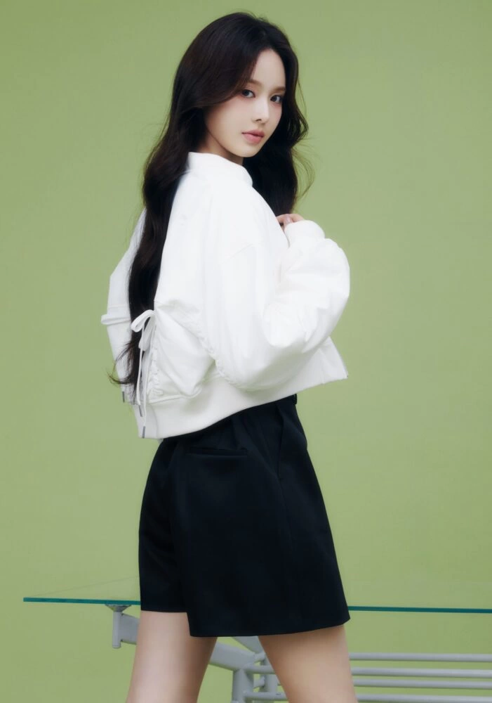 FRAY I.D STARRING. BANG JEE MIN / izna ISSUE 1 / NEWTOPIA