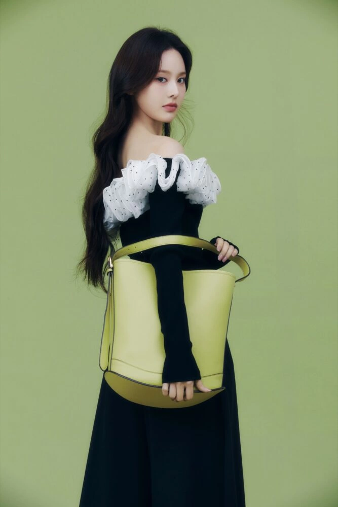 FRAY I.D STARRING. BANG JEE MIN / izna ISSUE 1 / NEWTOPIA