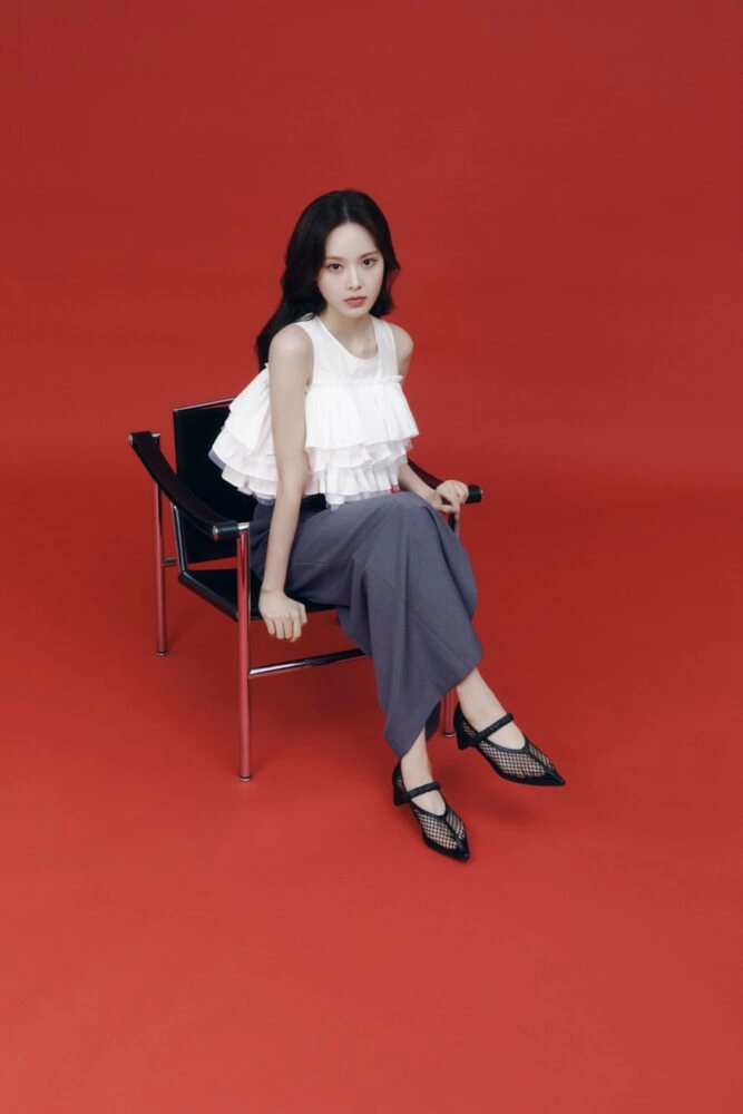 FRAY I.D STARRING. BANG JEE MIN / izna ISSUE 1 / NEWTOPIA