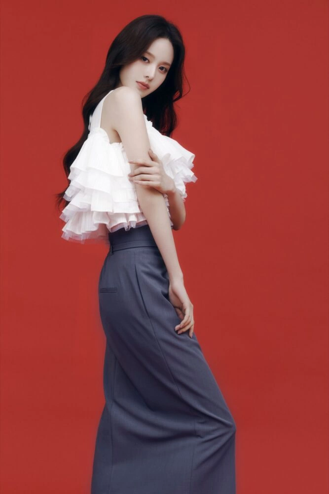 FRAY I.D STARRING. BANG JEE MIN / izna ISSUE 1 / NEWTOPIA