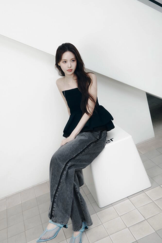 FRAY I.D STARRING. BANG JEE MIN / izna ISSUE 1 / NEWTOPIA